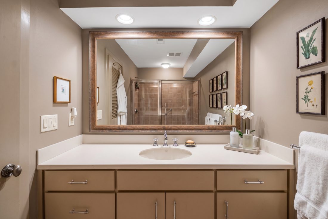 Upper level bath, vanity